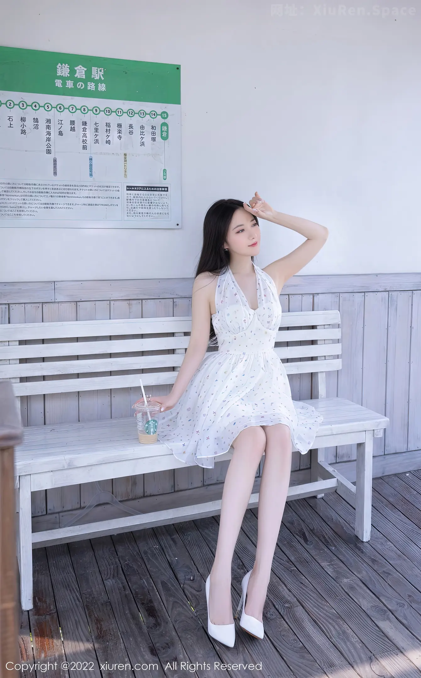 图片[2]-[XiuRen秀人网] VOL.5947 模特鱼子酱Fish电车场景脱露肩连衣裙露白色蕾丝内衣诱惑写真80P-秀人网官方网站